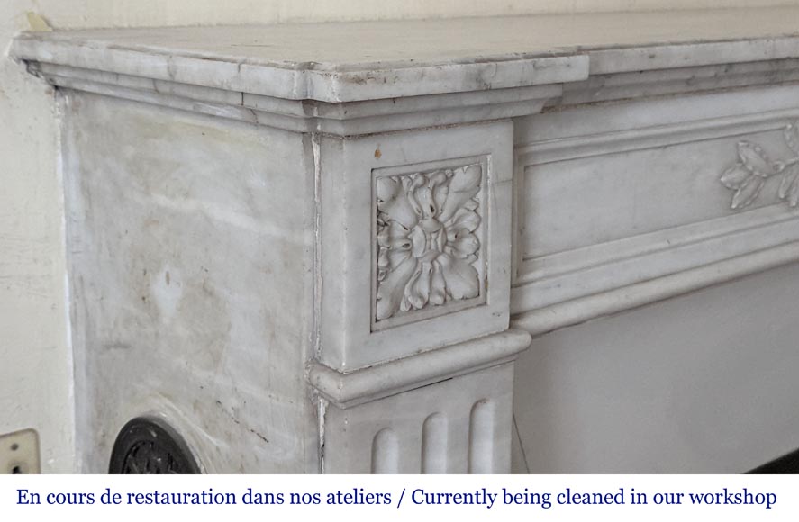 Cheminée de style Louis XVI à couronne de laurier sculptée en marbre de Carrare-5